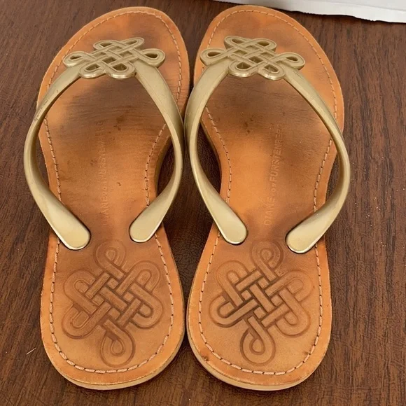 DIANE Von Furstenberg gold logo slip on thong sandals size 9 - Picture 2 of 4